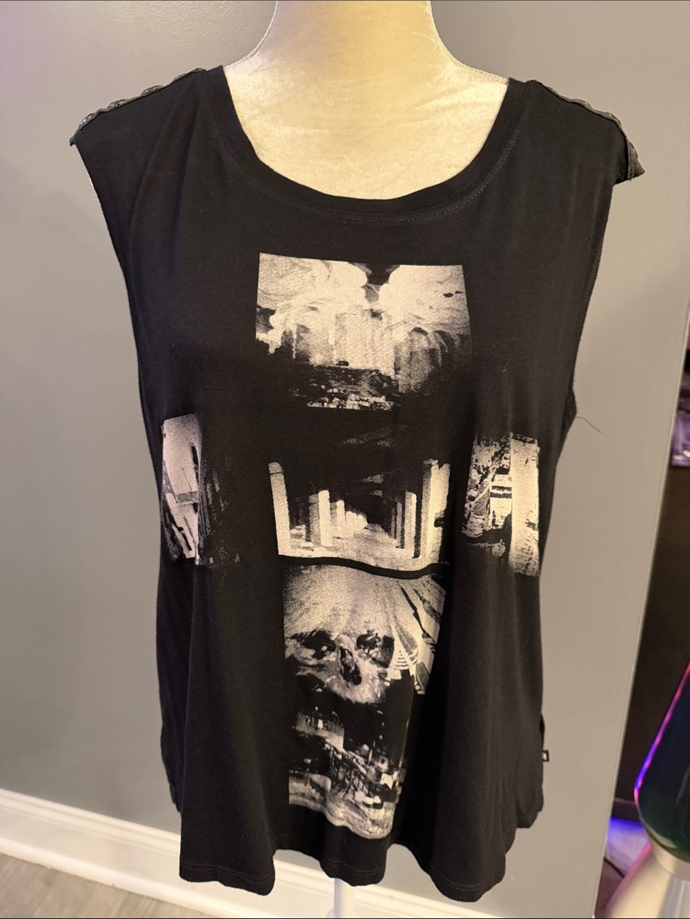 Rock & Republic Black Graphic Tank Top - Large